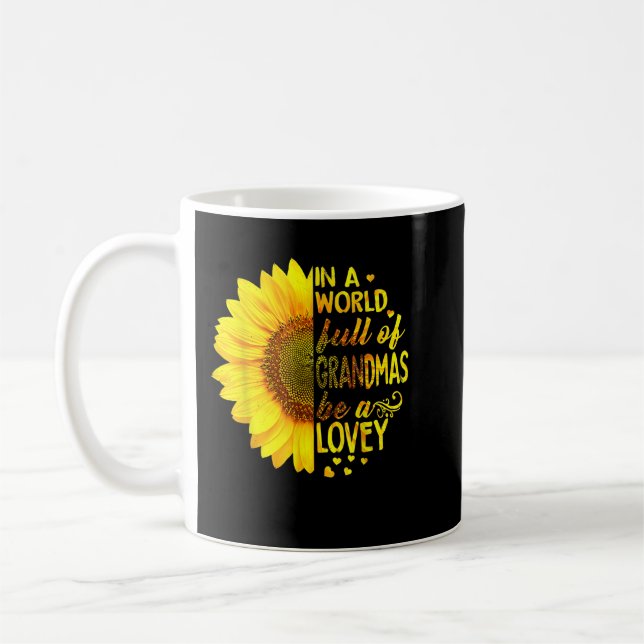 In einer Welt voller Großmütter ist Lovey Sonnenbl Kaffeetasse (Links)