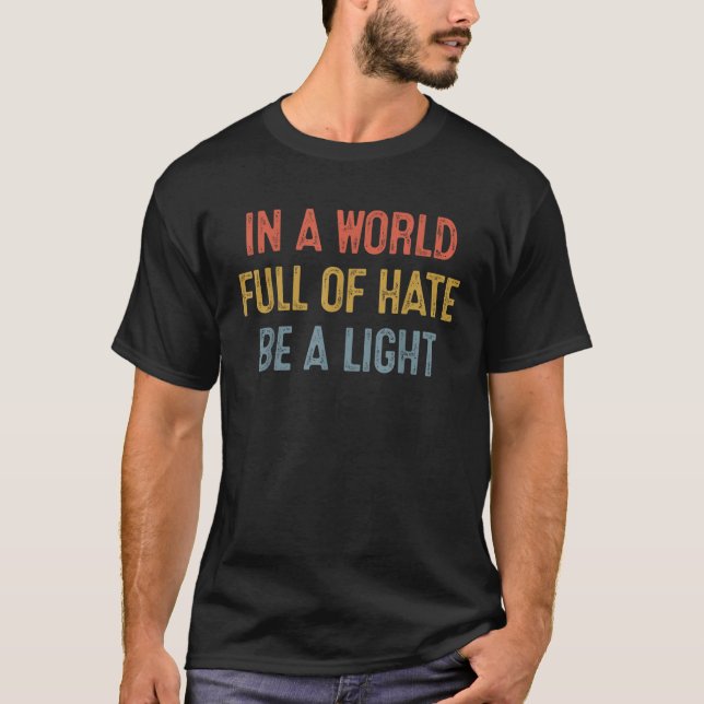 In einer Welt voller Hass ist ein Licht T-Shirt (Vorderseite)