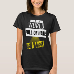 In einer Welt voller Hass ist ein Licht T-Shirt