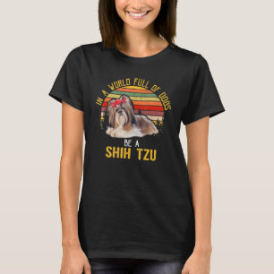 In einer Welt voller Hunde ist ein schicker Tzu Hu T-Shirt