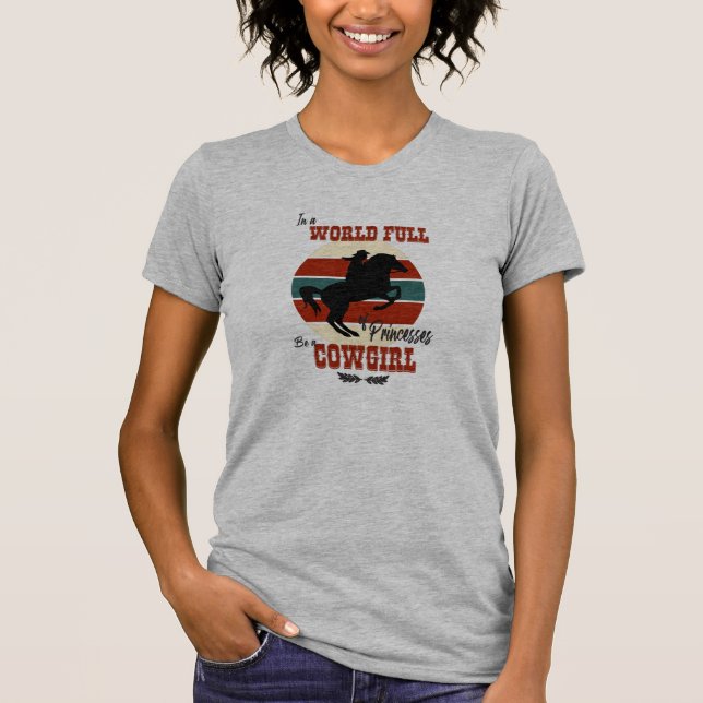 in einer Welt voller Preise ein Cowgirl sein T-Shirt (Vorderseite)