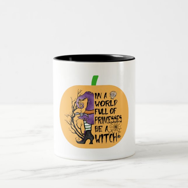 In einer Welt voller Prinzessinnen ist eine Hexe Zweifarbige Tasse (Mittel)