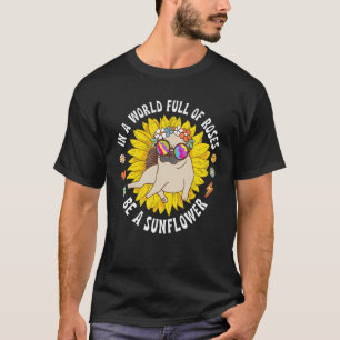In einer Welt voller Rose ist eine Sonnenblume Flo T-Shirt