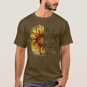 In einer Welt voller Rose ist eine Sonnenblume T-Shirt