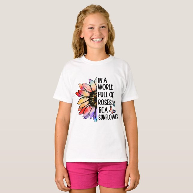 In einer Welt voller Rose ist Sonnenblume, Sommer T-Shirt (Vorne ganz)