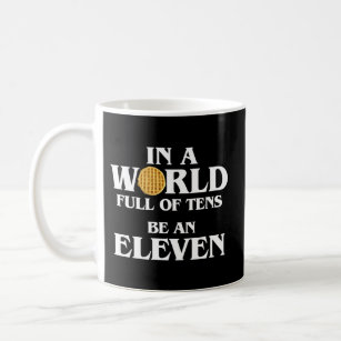 In einer Welt voller Zehn ist ein Elf mit Waffeln Kaffeetasse