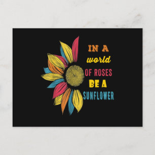 In einer Welt von Rose eine Sonnenblume Postkarte