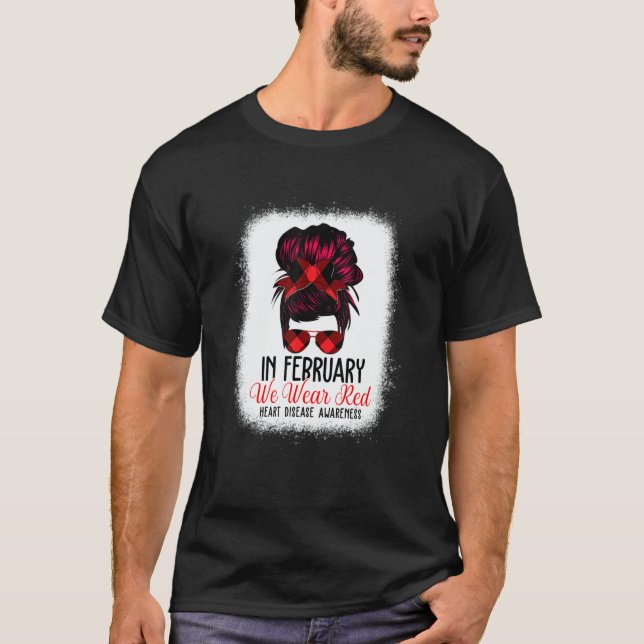 In February We Wear Red Messy Bun Heart Disease Aw T-Shirt (Vorderseite)