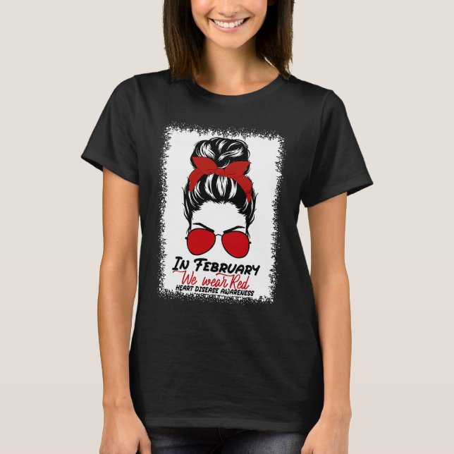 In February We Wear Red Messy Bun Heart Disease Aw T-Shirt (Vorderseite)