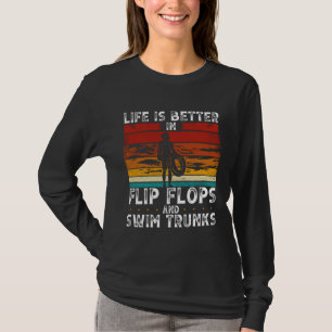 In Flip Flops und Badehose Schwimmen T-Shirt