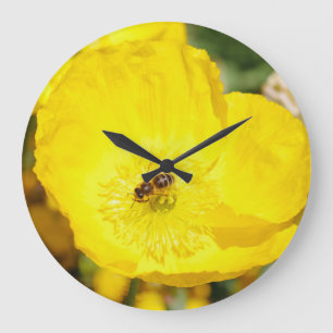 In Gelb gebadete Biene Große Wanduhr