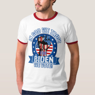 In Gott vertrauen wir auf Biden Wir wählen - Mens  T-Shirt
