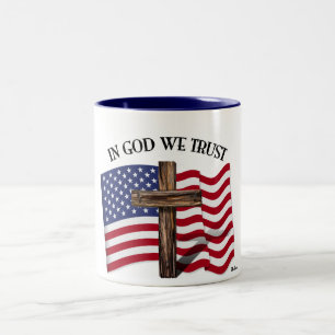 In Gott vertrauen wir auf robustes Kreuz und US-Fl Zweifarbige Tasse