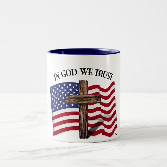 In Gott vertrauen wir auf robustes Kreuz und US-Fl Zweifarbige Tasse (Mittel)