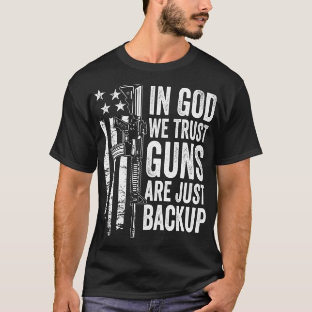 In Gott vertrauen wir Waffen sind nur Backup USA P T-Shirt (Vorderseite)
