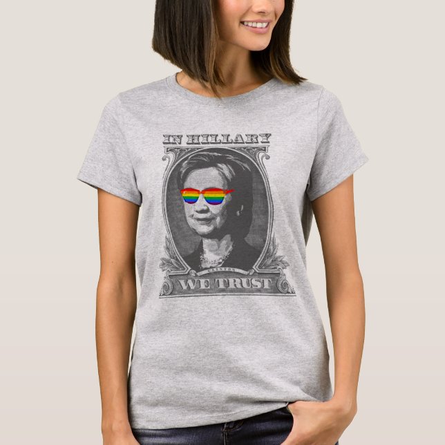 In Hillary vertrauen wir T-Shirt (Vorderseite)