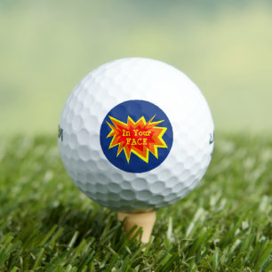 In Ihrem Gesicht ein sonniges Wettkampf Golfball