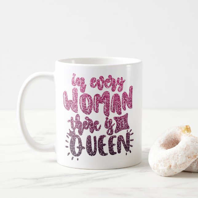 IN JEDER FRAU GIBT ES EINE KÖNIGLICHE GLITZER-TYPO KAFFEETASSE (Mit Donut)