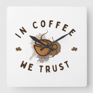 In Kaffee vertrauen wir lustig Quadratische Wanduhr