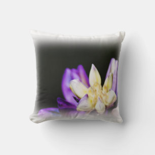 In Liebe mit Lupine White Edge Kissen