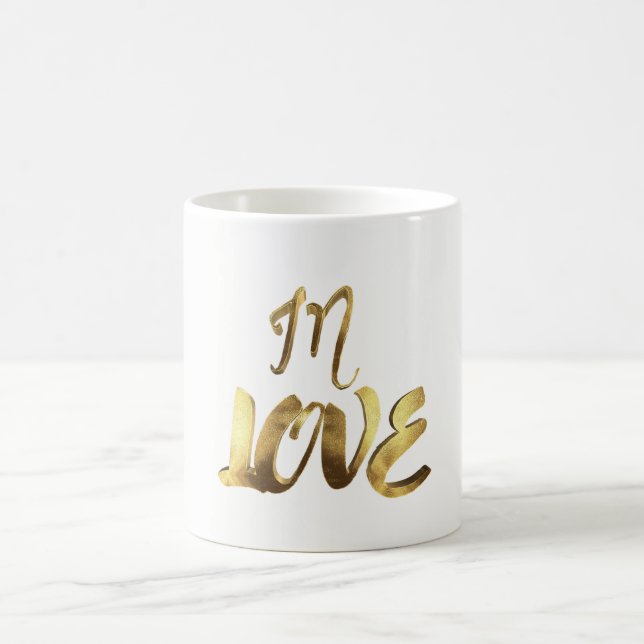In Liebe Zitat Elegangoldenes Look Typografie Skri Kaffeetasse (Mittel)