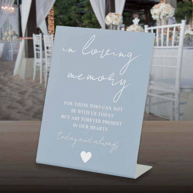 In Love Memory Elegantes Skript Dusty Blue Sockelschild (In Loving Memory Elegant Script Dusty Blue Pedestal Sign)
