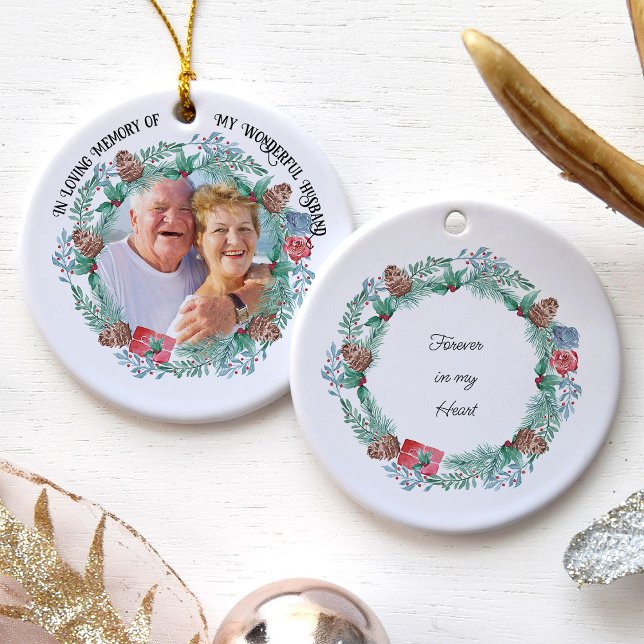In Love Memory Foto Kiefernkranz Keramik oder Keramik Ornament (In loving memory ornament with watercolor christmas wreath and photo)