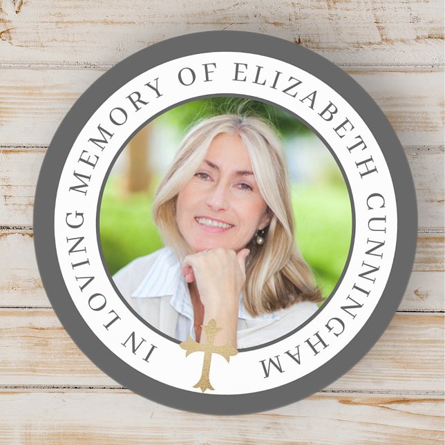 In Love Memory | Foto und Goldenes Kreuz Runder Aufkleber (Von Creator hochgeladen)