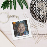 In Love Memory | Memorial-Foto halten Schlüsselanhänger<br><div class="desc">Unser In Loving Memory Foto Keepake Schlüsselanhänger ist ein wunderschöner und herzlicher Weg, Ihnen hochgeschätzte Erinnerungen behalten, die nah zu Ihrem Herzen sind. Dieser individuell gestaltbare Schlüsselanhänger enthält auf der einen Seite eine berührende Gedenkbotschaft, gepaart mit einem geliebten Foto deines Lieben auf der anderen, was ihn zu einer einzigartigen und...</div>