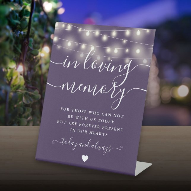 In Love Memory Memorial Lila String-Lichter Sockelschild (In Loving Memory Memorial Purple String Lights Pedestal Sign)