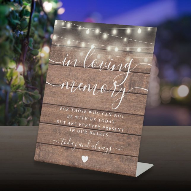 In Love Memory Memorial Rustic Holz String Light Sockelschild (In Loving Memory Memorial Rustic Wood String Light Pedestal Sign)