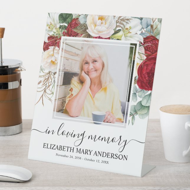 In Love Memory Red White Floral Beerdigung Foto Sockelschild (In Situ)