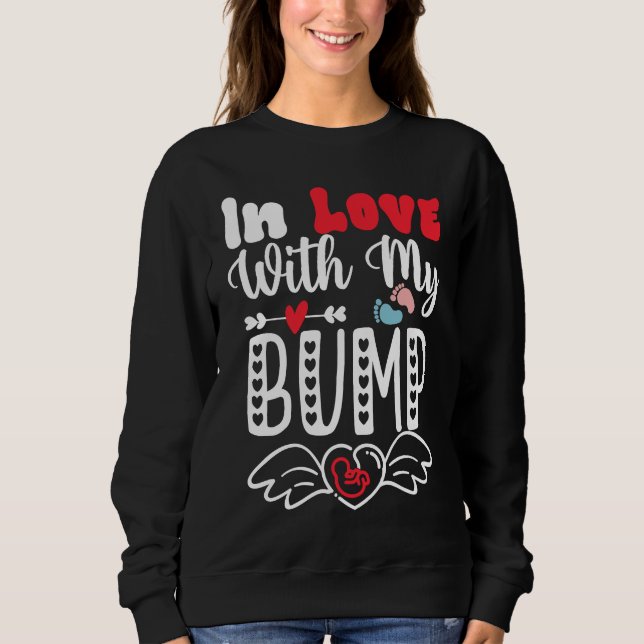 In Love With My Bump  Baby Shower Valentine's Day Sweatshirt (Vorderseite)