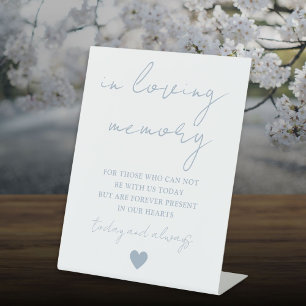 In Loving Memory Elegante Schrift Staublau Sockelschild