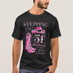 In meinem 51. Geburtstag mit meinen Stiefeln T-Shirt