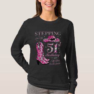 In meinem 51. Geburtstag mit meinen Stiefeln T-Shirt