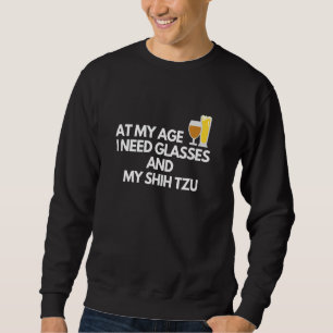 In meinem Alter brauche ich Brille und meinen Shih Sweatshirt