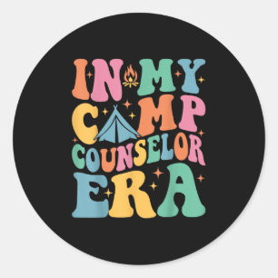In meinem Camp Counselor Era Groovy Summer Camp Co Runder Aufkleber