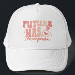 In meinem Verlobten Zeitalter Verlobung Geschenk v Truckerkappe<br><div class="desc">Mit dem Custom Verlobte Trucker Hat "In My Verlobte Ära" präsentieren wir Ihnen ein schicke und trendige Accessoire, das sich perfekt für die Braut eignet. Dieser personalisierte Hut ist nicht nur ein Modestatement, sondern auch ein nachdenkliches Geschenk der Verlobung, das das Wesen der verlobten Ära einnimmt. Mit einem coolen, wackeligen...</div>