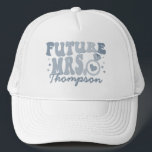 In meinem Verlobten Zeitalter Verlobung Geschenk v Truckerkappe<br><div class="desc">Erhöhen Sie Ihre Verlobung mit unserem Custom Verlobte Trucker Hut "In My Verlobt Era". Dieses trendige und coole Accessoire ist das perfekte personalisierte Geschenk für die Braut, die ihrem Brautparty oder Junggeselinnen-Abschied eine Touch Retro-Stil verleiht. Der Hut ist mit scharfem Retrotext ausgestattet und schafft so ein einzigartiges und modisches Aussehen,...</div>