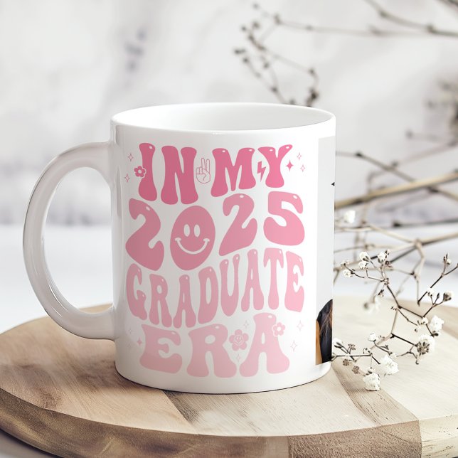 "In meiner Graduate Ära" rosa Retro Custom Foto Kaffeetasse ("In My Graduate Era" Pink Retro Custom Photo Coffee Mug on a boho kitchen table with white flowers)