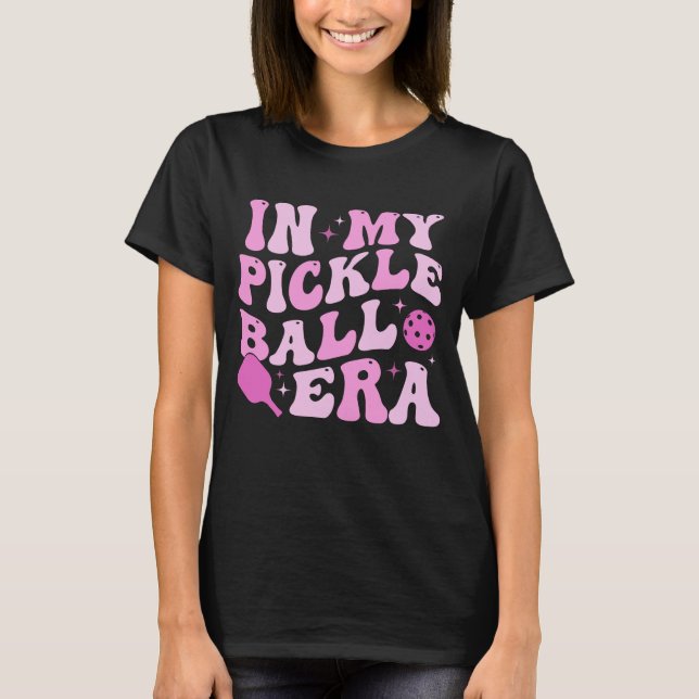 In meiner Pickleball-Ära | Rosa Groovy Lettering T-Shirt (Vorderseite)