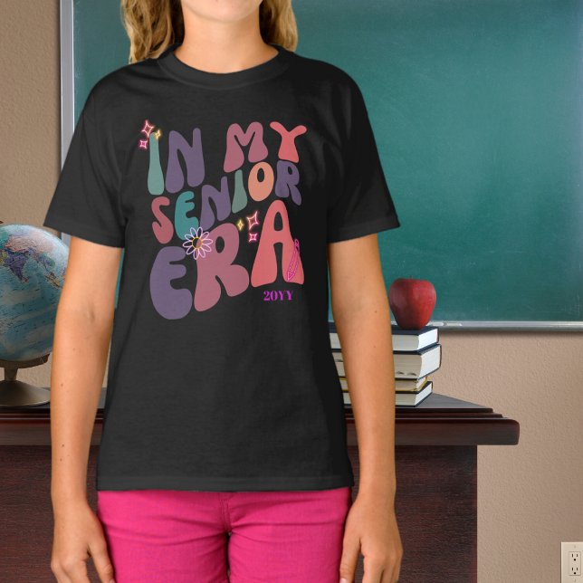 In meiner Senior Ära Neon Elements with Year T-Shirt (Von Creator hochgeladen)