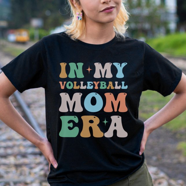 In meiner Volleyball-Mama Era Groovy Retro T-Shirt (Von Creator hochgeladen)