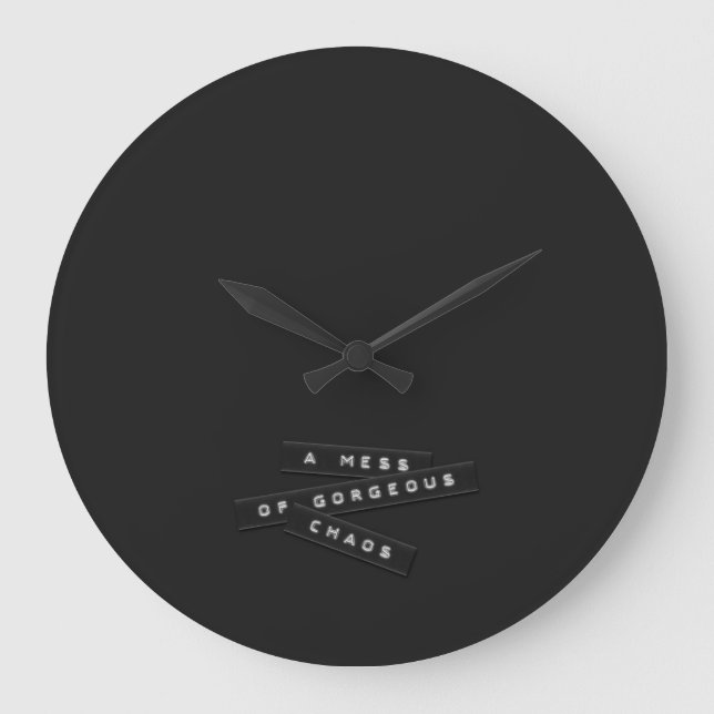 In Mess of Gorgeous Chaos Embossed Clock Labels Große Wanduhr (Vorderseite)