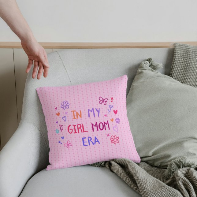  in my girl mom era CRAYON baby pink Kissen (Von Creator hochgeladen)