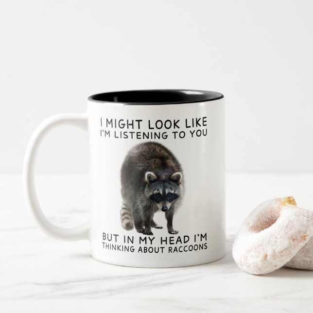 In My Head I'm Thinking About Raccoons Funny Zweifarbige Tasse (Mit Donut)