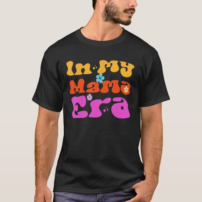 In My Mama Era Retro Groovy Wavy T-Shirt (Vorderseite)