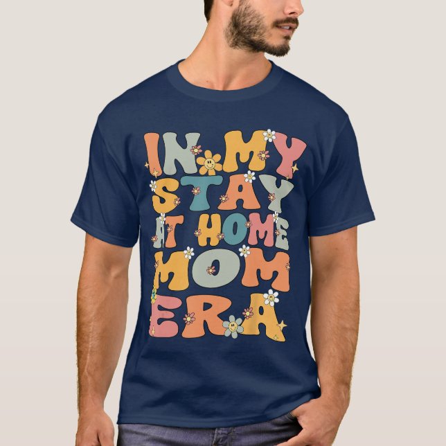in My Stay at Home Mom Era Retro Groovy Stay at Ho T-Shirt (Vorderseite)