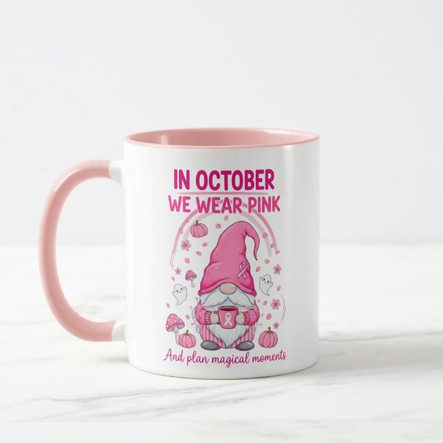 In October We Wear Pink – Emotional Support Gnome  Tasse (Links)